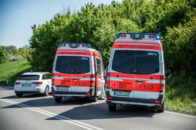 B312/ Bempflingen: Cabrio stoesst beim ueberholen mit Gegenverkehr zusammen - 3 Verletzte